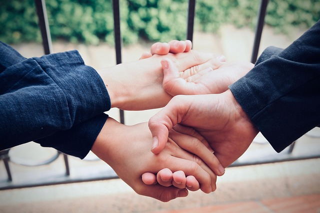přátelství podání rukou